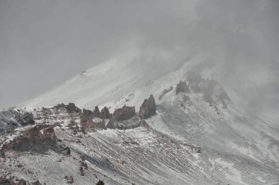 Por detrás das nuvens aparece o gigantesco Mount Shasta, com mais de 4.300 metros de altitude, na Califórnia, nos Estados Unidos
